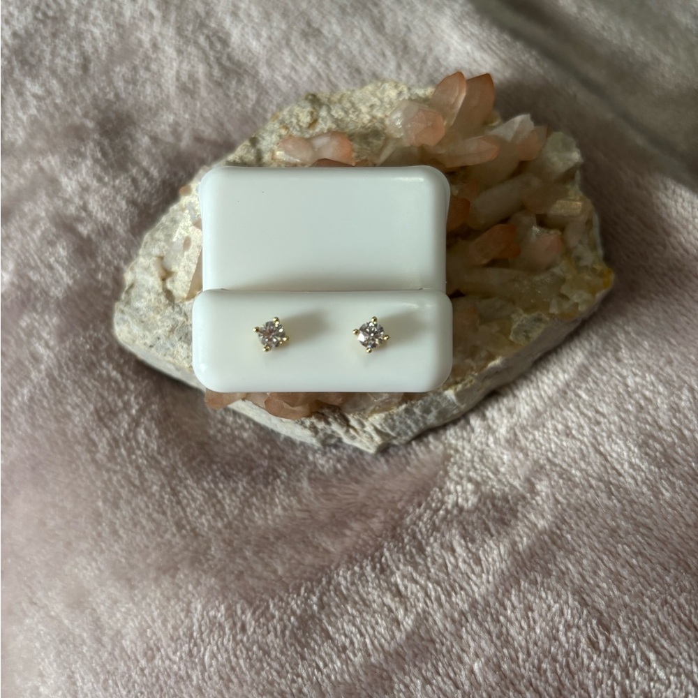 0.6ct 4mm Round Moissanite earrings💎